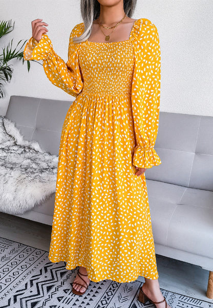 Vestido con escote cuadrado y estampado de lunares
