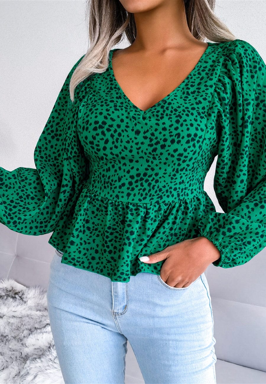 Blusa con mangas de obispo y estampado animal