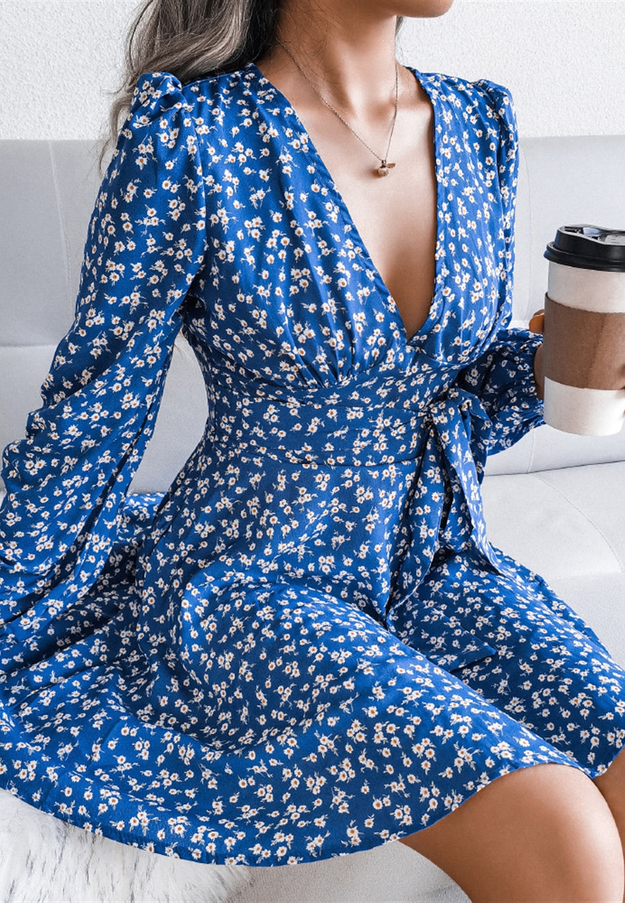 Vestido de manga larga con escote pronunciado y estampado floral