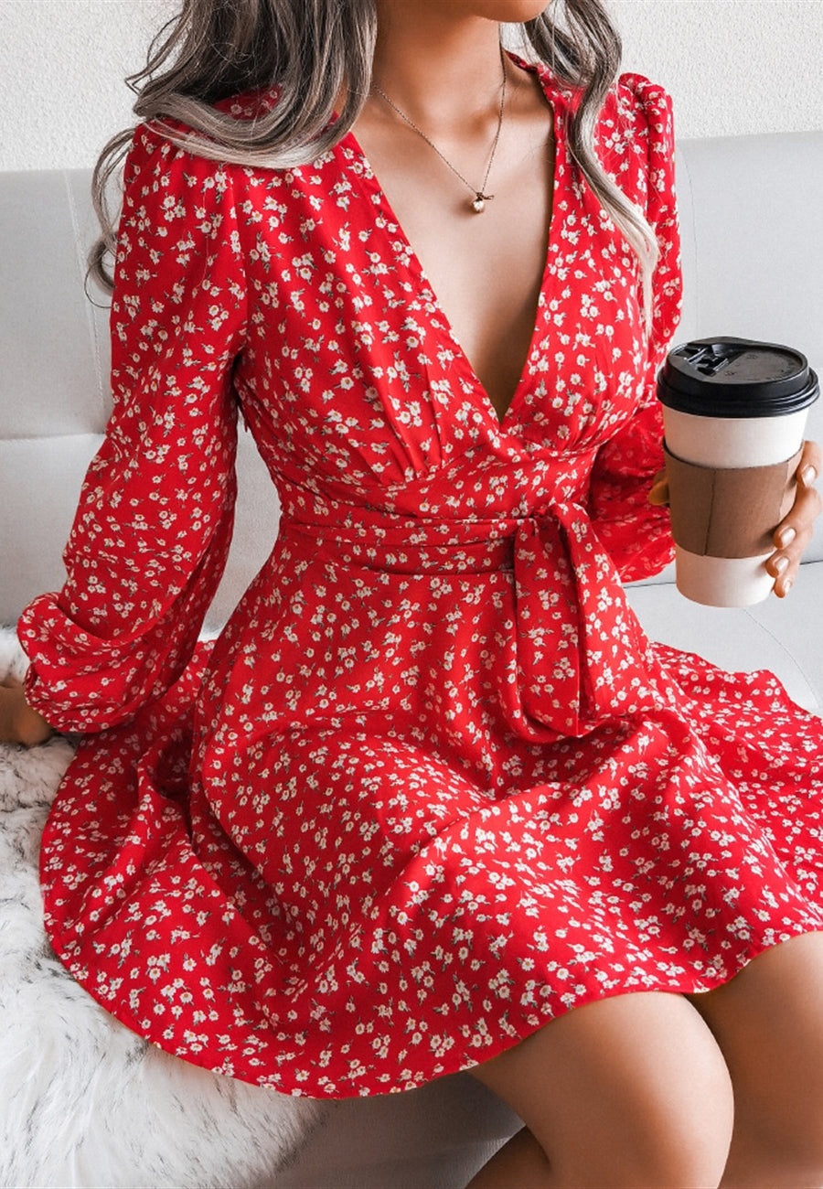 Vestido de manga larga con escote pronunciado y estampado floral