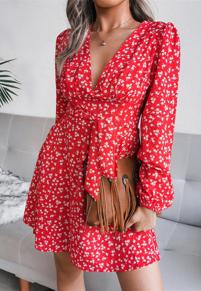 Vestido de manga larga con escote pronunciado y estampado floral