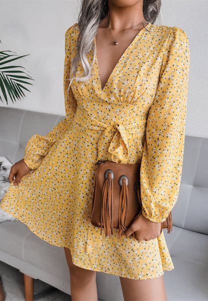 Vestido de manga larga con escote pronunciado y estampado floral