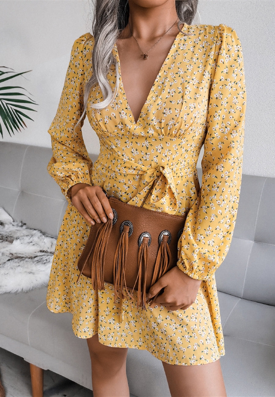 Vestido de manga larga con escote pronunciado y estampado floral