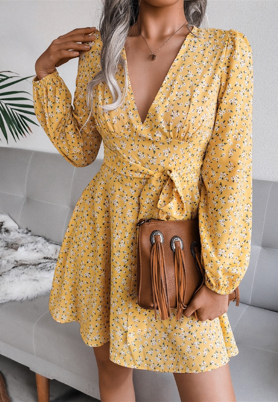 Vestido de manga larga con escote pronunciado y estampado floral
