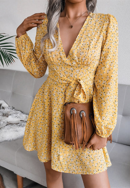 Vestido de manga larga con escote pronunciado y estampado floral