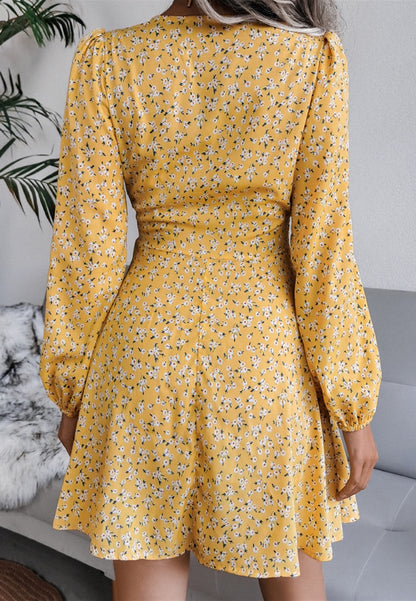 Vestido de manga larga con escote pronunciado y estampado floral