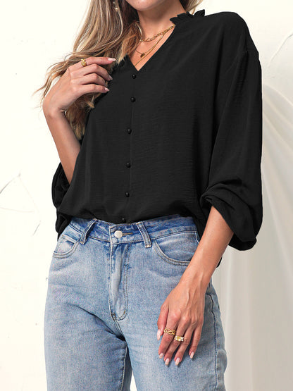Blusa clásica con botones y detalle de volantes 