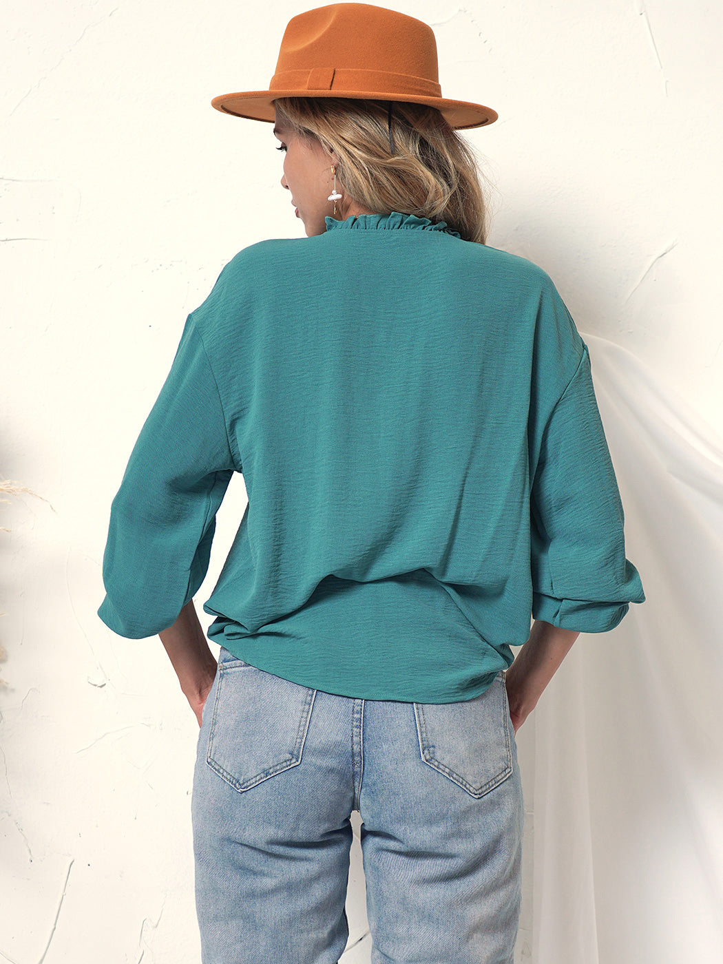 Blusa clásica con botones y detalle de volantes 