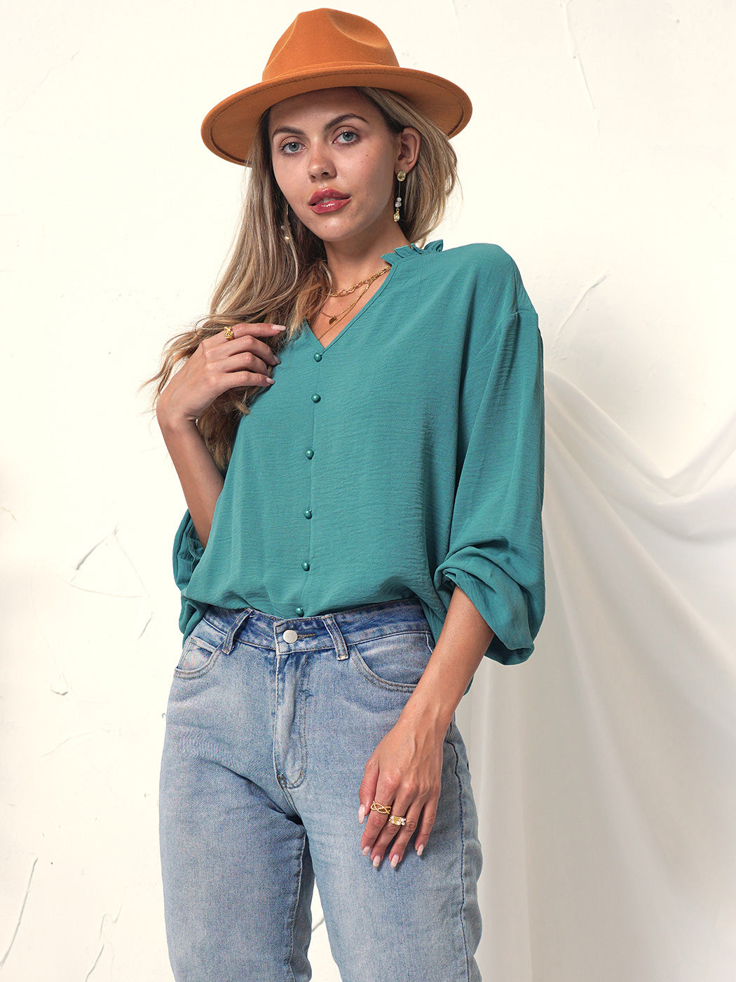Blusa clásica con botones y detalle de volantes 