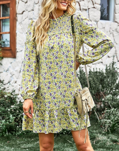 Vestido floral con cuello fruncido y volantes 