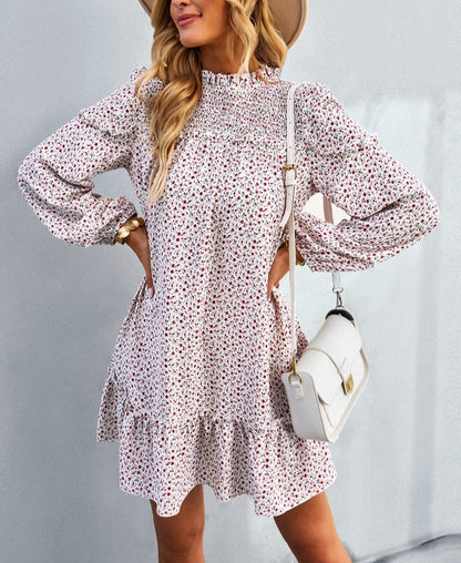 Vestido floral con cuello fruncido y volantes 
