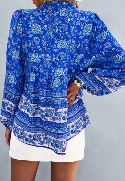 Blusa con botones y estampado bohemio floral 
