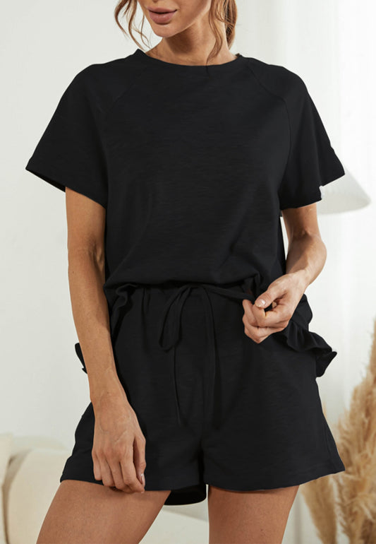 Conjunto de estar por casa con camisa y pantalones cortos con dobladillo con volantes 
