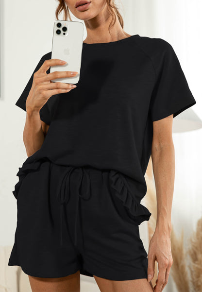 Conjunto de estar por casa con camisa y pantalones cortos con dobladillo con volantes 