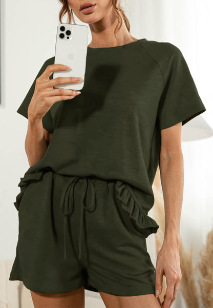 Conjunto de estar por casa con camisa y pantalones cortos con dobladillo con volantes 