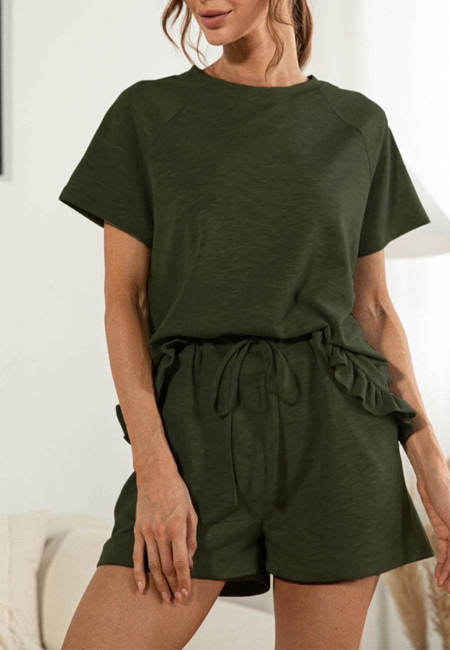 Conjunto de estar por casa con camisa y pantalones cortos con dobladillo con volantes 