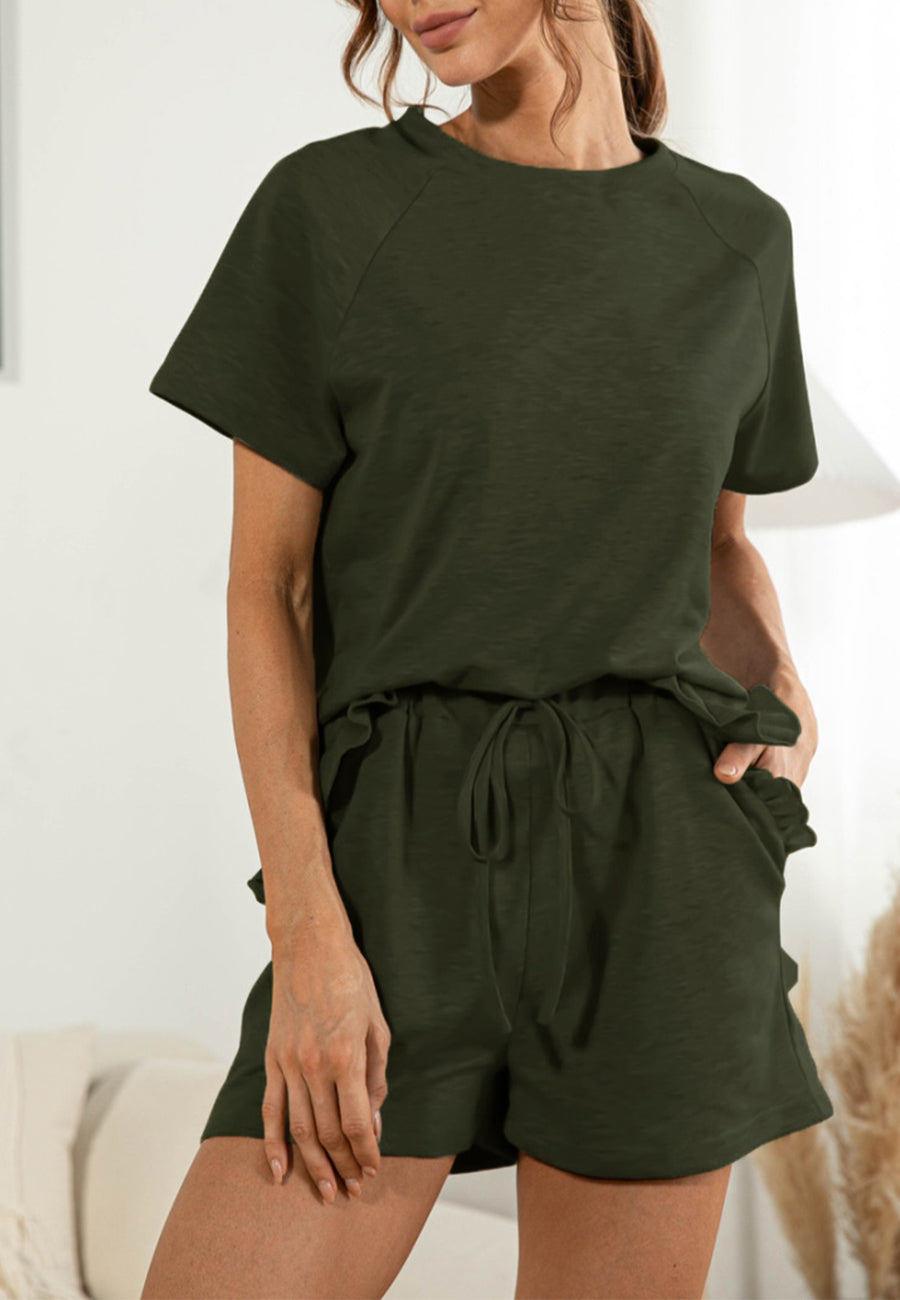 Conjunto de estar por casa con camisa y pantalones cortos con dobladillo con volantes 