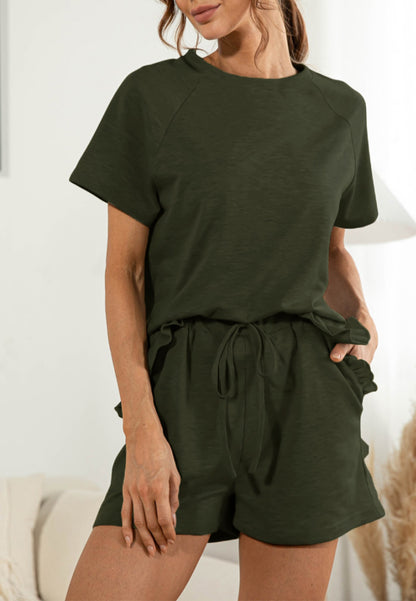 Conjunto de estar por casa con camisa y pantalones cortos con dobladillo con volantes 