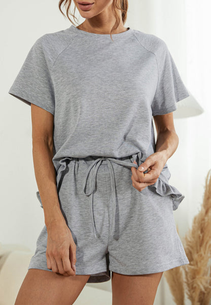 Conjunto de estar por casa con camisa y pantalones cortos con dobladillo con volantes 