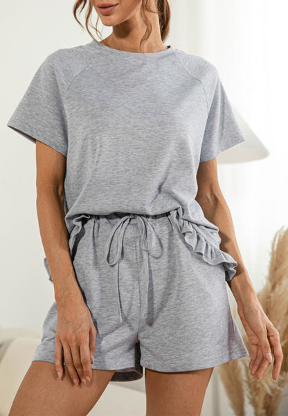 Conjunto de estar por casa con camisa y pantalones cortos con dobladillo con volantes 
