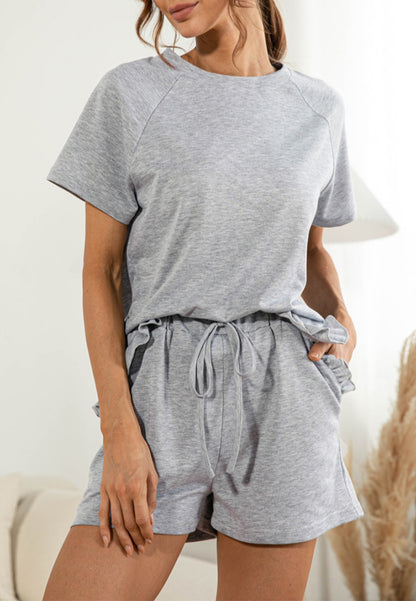 Conjunto de estar por casa con camisa y pantalones cortos con dobladillo con volantes 