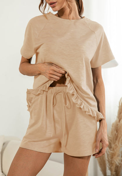 Conjunto de estar por casa con camisa y pantalones cortos con dobladillo con volantes 
