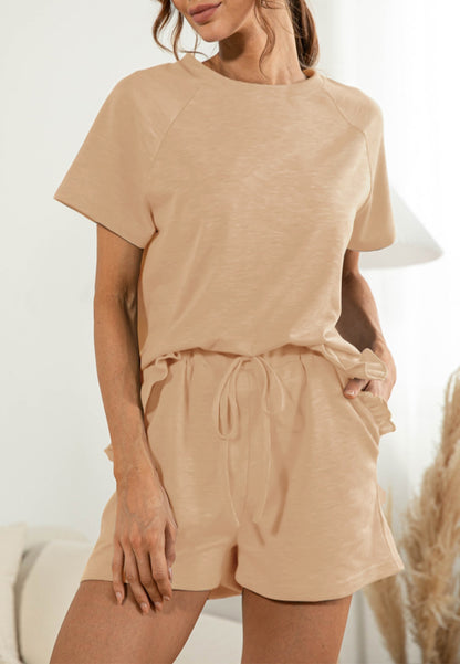 Conjunto de estar por casa con camisa y pantalones cortos con dobladillo con volantes 