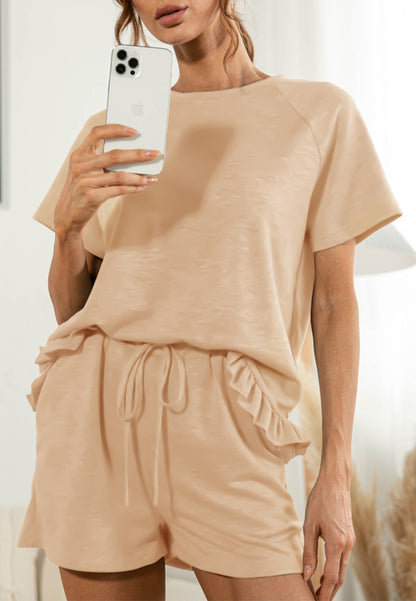 Conjunto de estar por casa con camisa y pantalones cortos con dobladillo con volantes 
