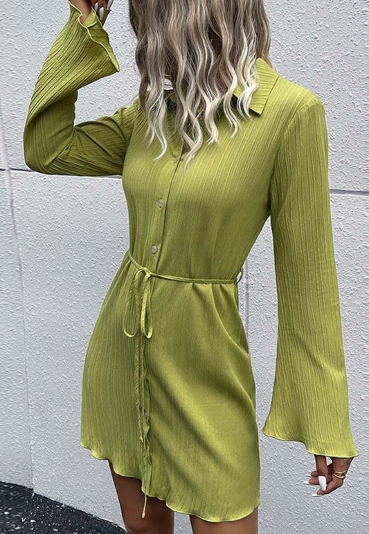 Vestido de rayas texturizadas con mangas acampanadas 