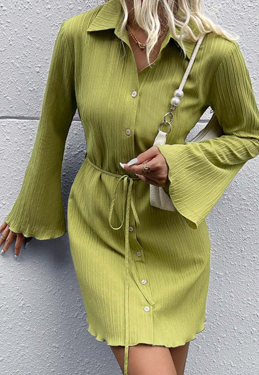 Vestido de rayas texturizadas con mangas acampanadas 