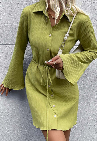 Vestido de rayas texturizadas con mangas acampanadas 