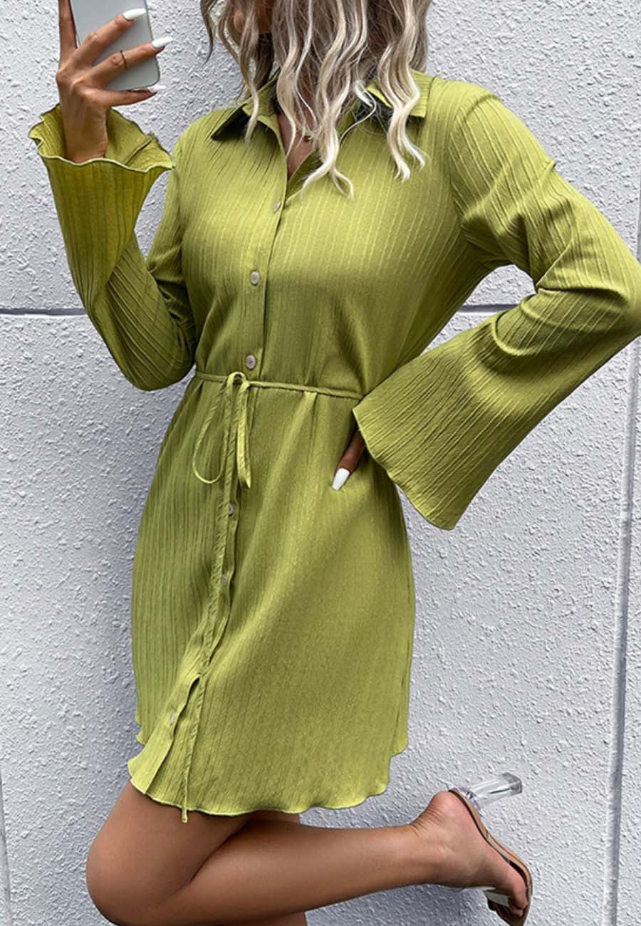 Vestido de rayas texturizadas con mangas acampanadas 