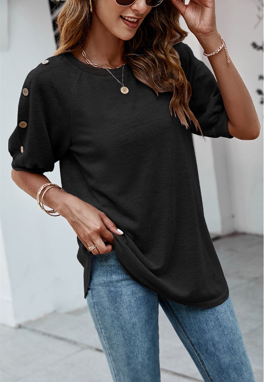 Blusa informal con mangas abotonadas en contraste