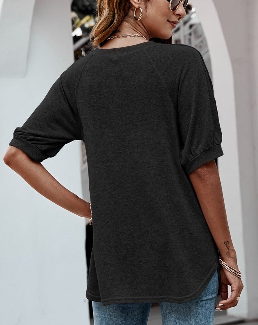 Blusa informal con mangas abotonadas en contraste
