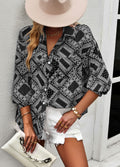 Blusa con botones y estampado geométrico de bandana