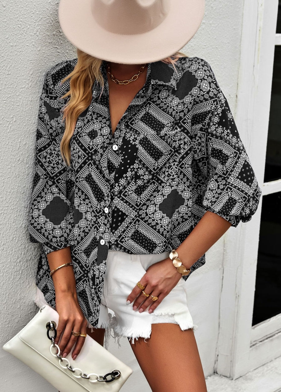Blusa con botones y estampado geométrico de bandana