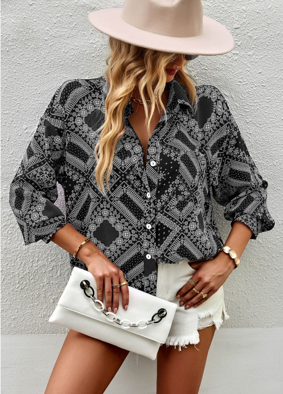 Blusa con botones y estampado geométrico de bandana