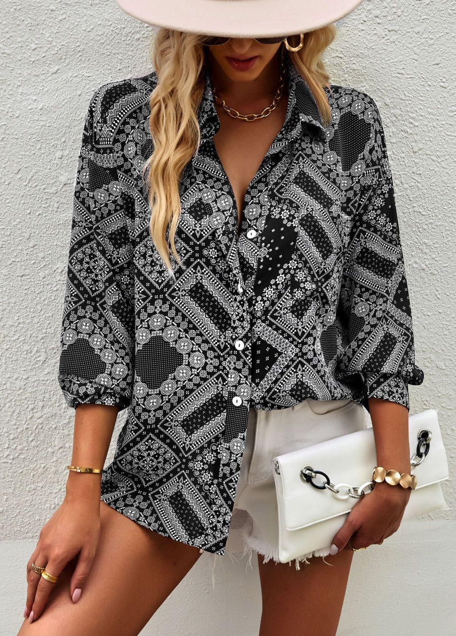 Blusa con botones y estampado geométrico de bandana