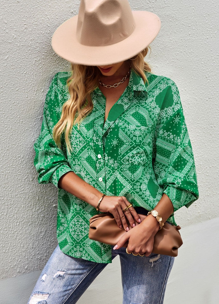 Blusa con botones y estampado geométrico de bandana