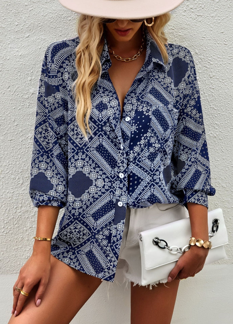 Blusa con botones y estampado geométrico de bandana