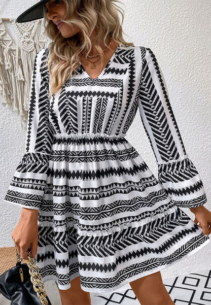 Vestido con mangas acampanadas y estampado azteca 