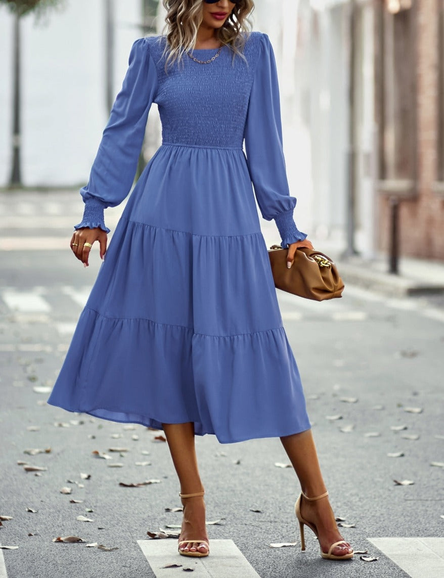 Vestido con escote fruncido y capas 
