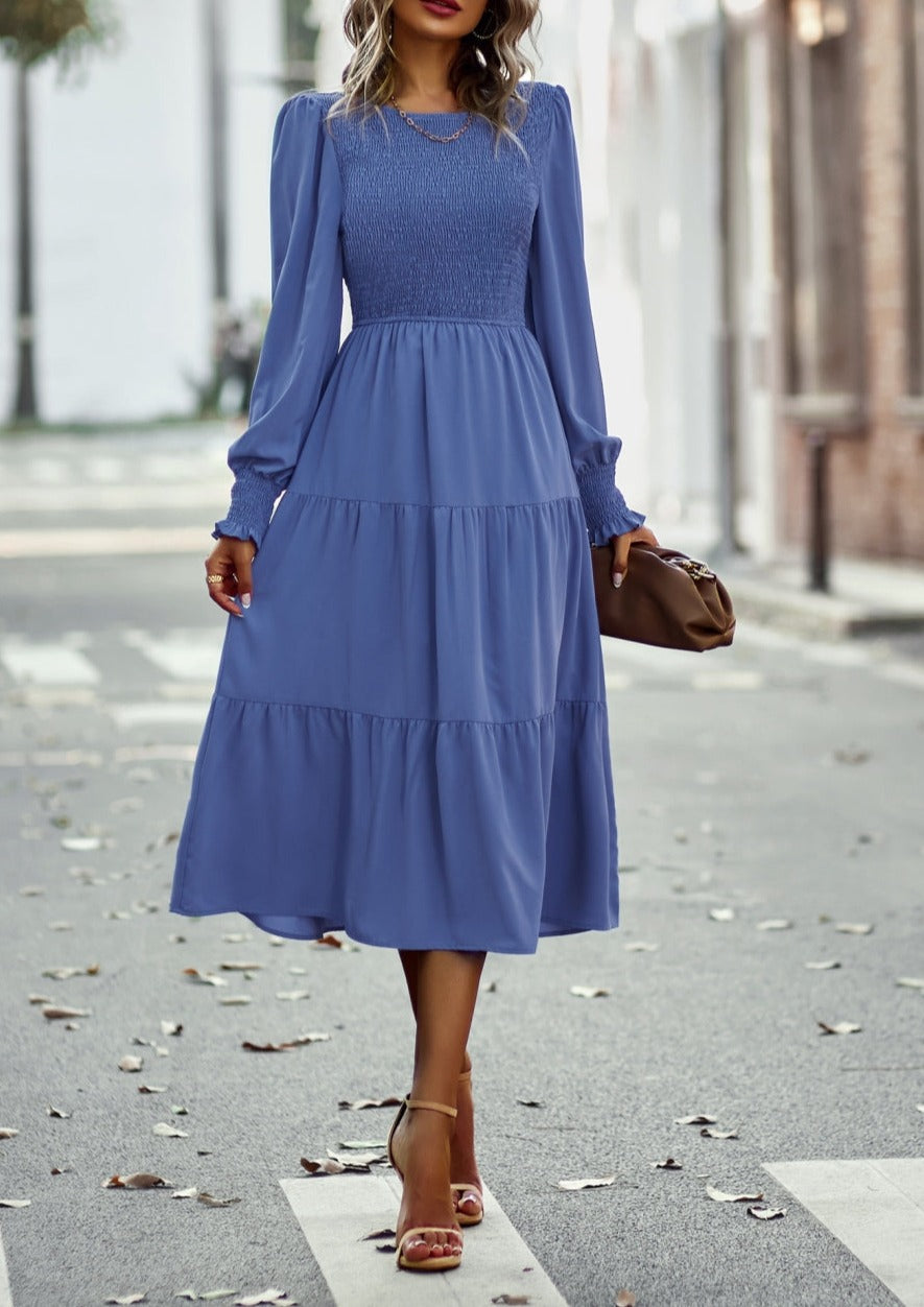 Vestido con escote fruncido y capas 