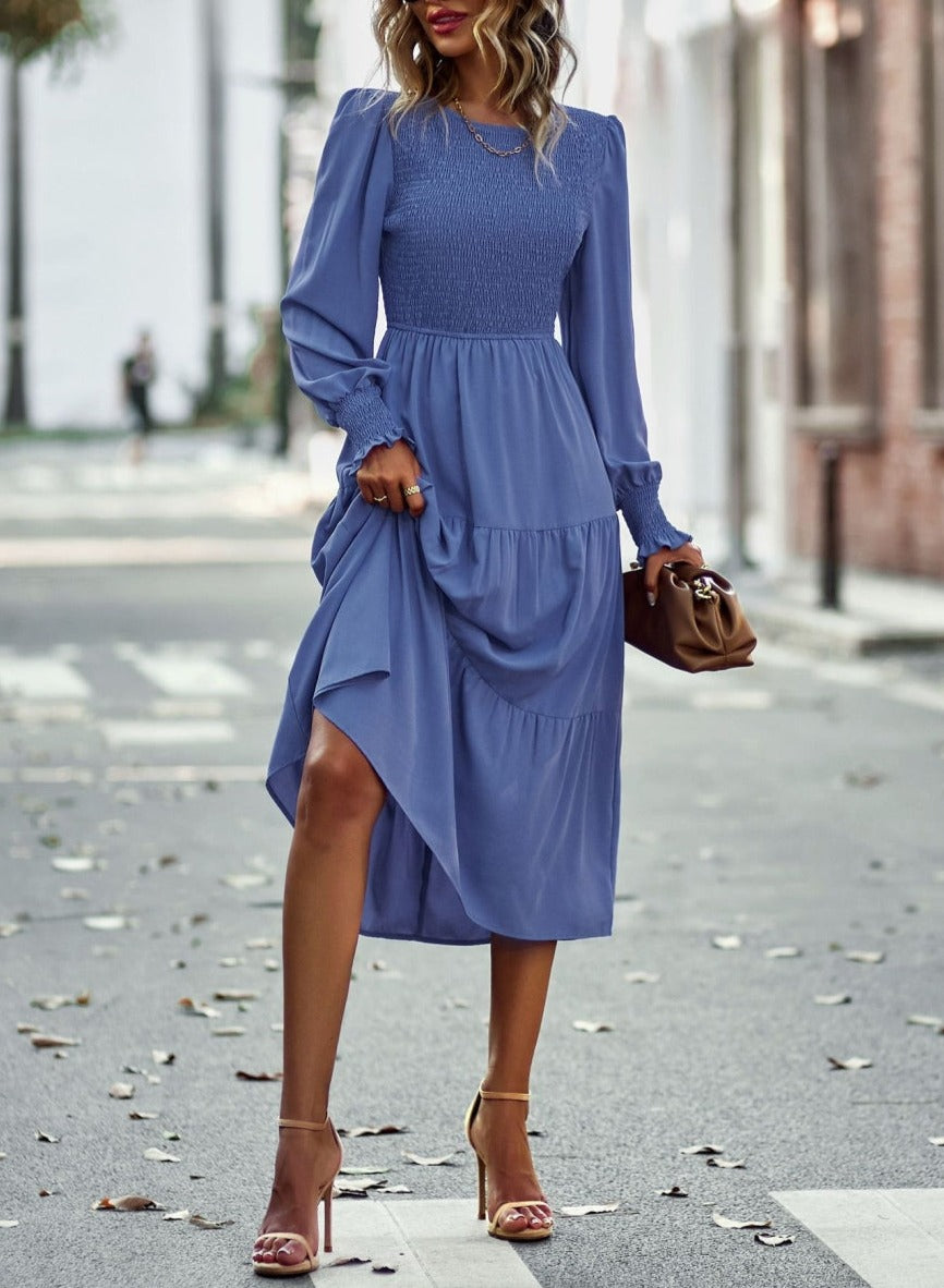 Vestido con escote fruncido y capas 