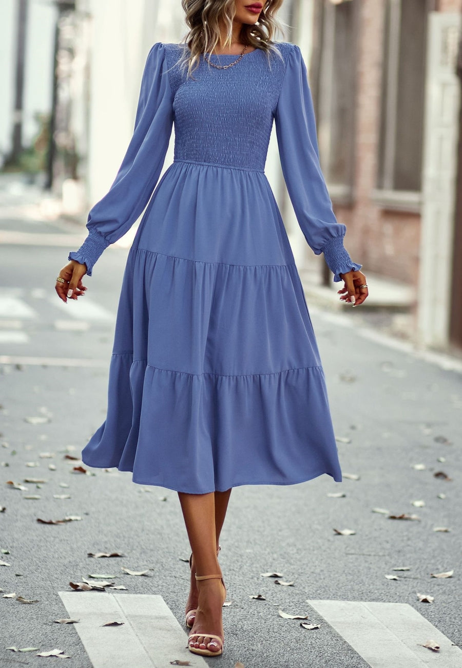 Vestido con escote fruncido y capas 