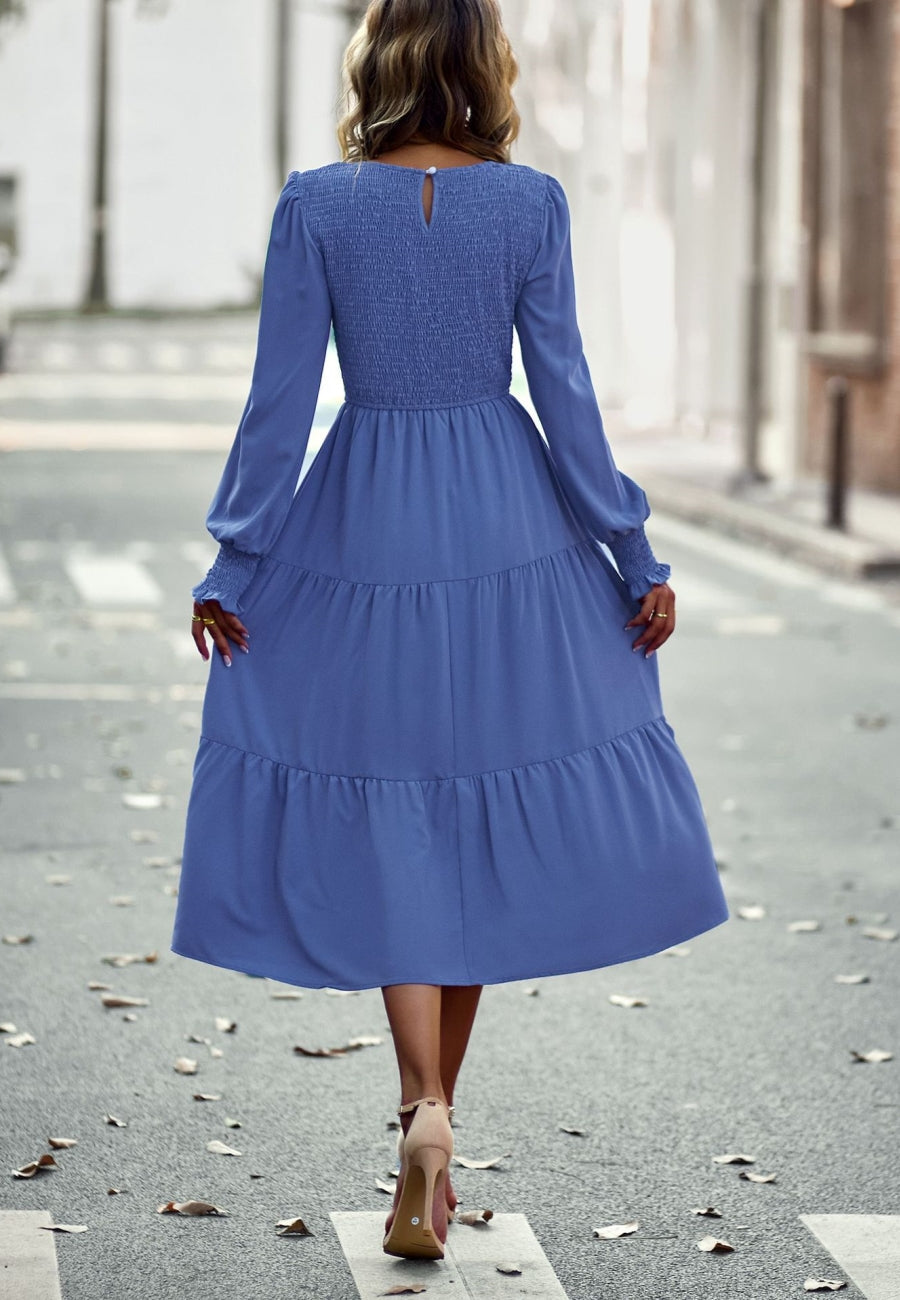 Vestido con escote fruncido y capas 