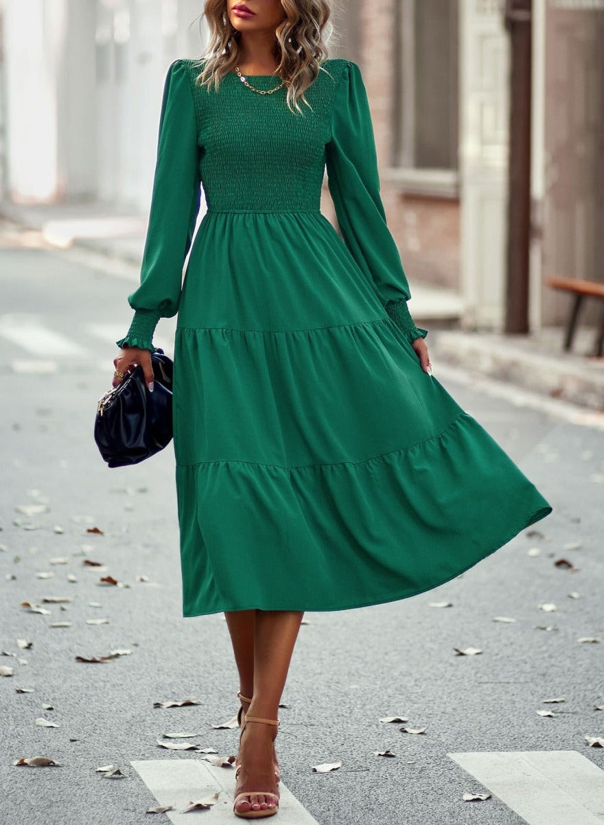 Vestido con escote fruncido y capas 
