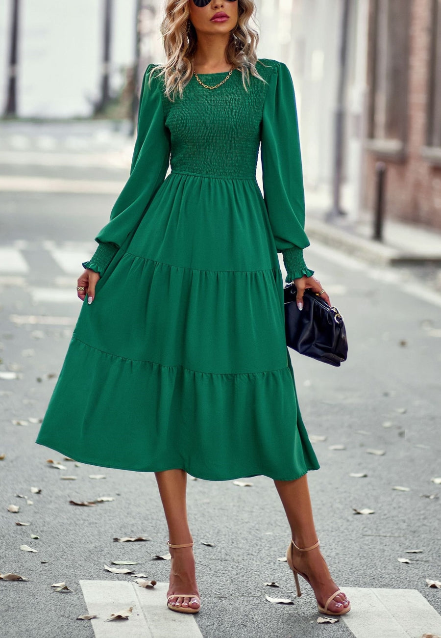 Vestido con escote fruncido y capas 