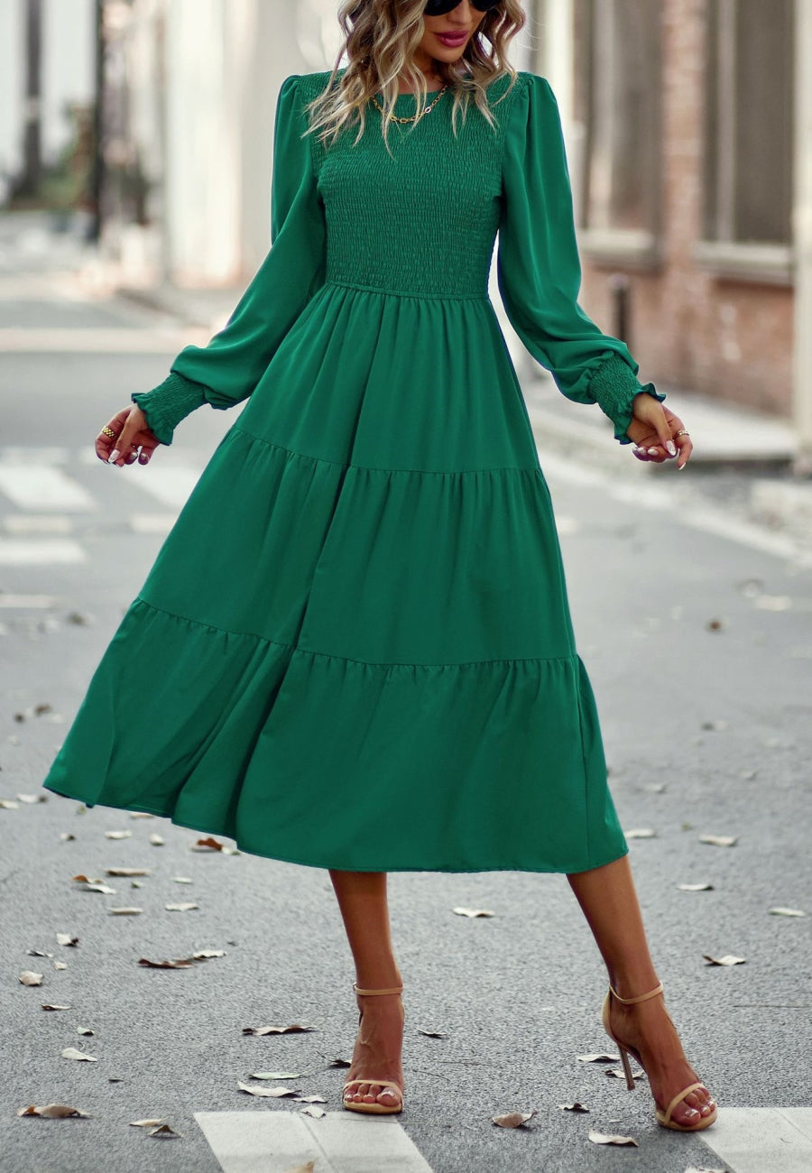 Vestido con escote fruncido y capas 