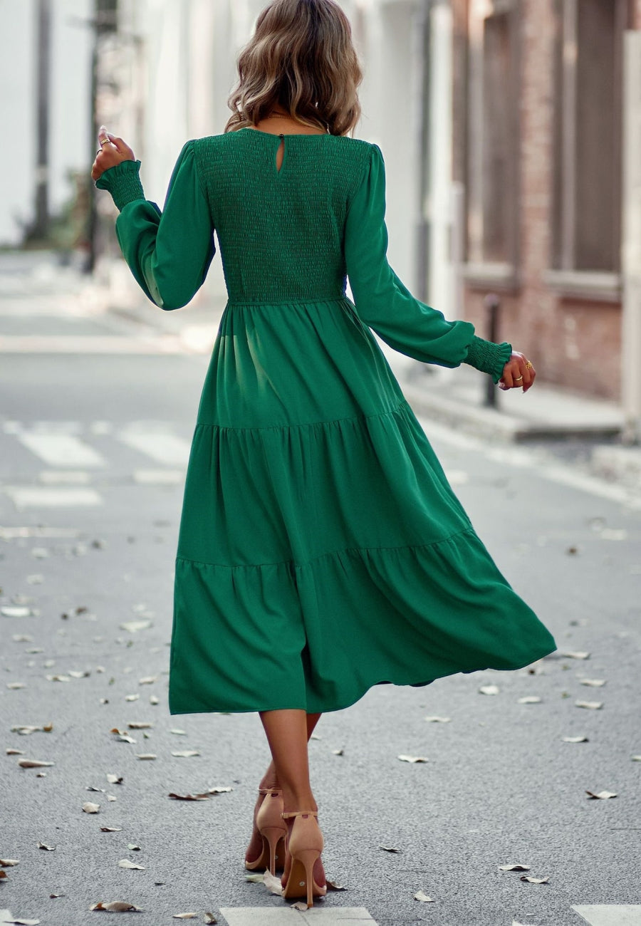 Vestido con escote fruncido y capas 